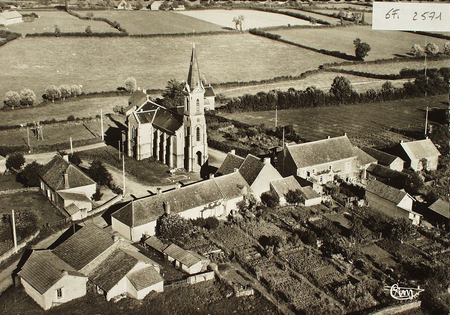 Oudry. Vue aérienne. Le bourg et l'église.