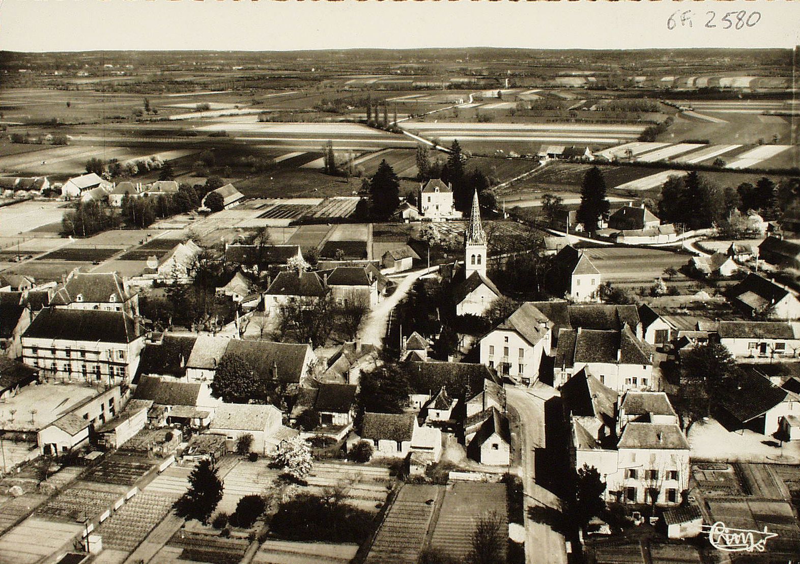 Ouroux-sur-Saône. Vue aérienne sur le centre.