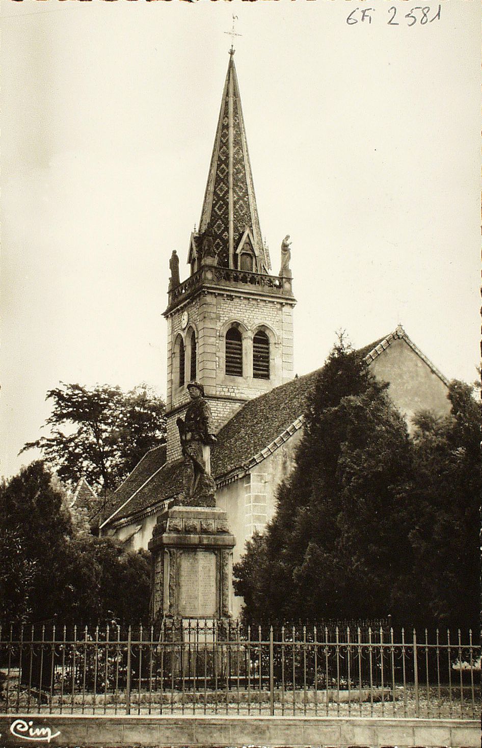 Ouroux-sur-Saône. L'église et le monument.