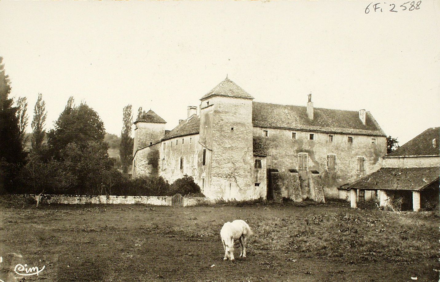 Ozenay. Le Château.