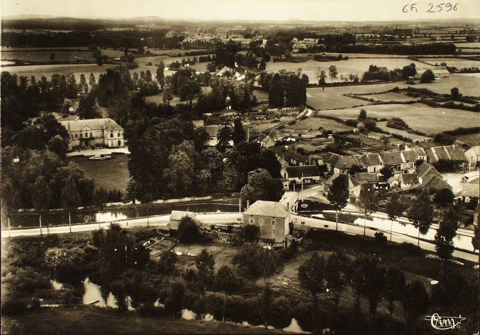 Palinges. Vue aérienne sur le canal et château du Montet.