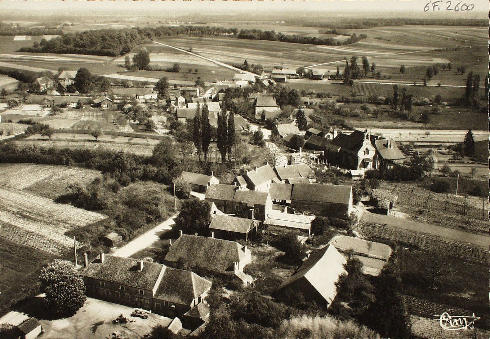 Palleau. Quartier de l'église et le bas du village. Vue aérienne.