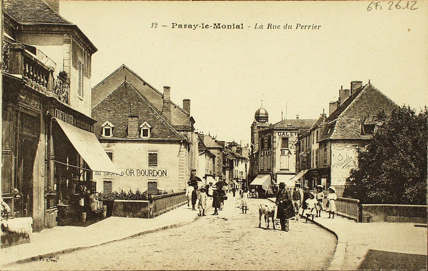 Paray-le-Monial. La rue du Perrier.