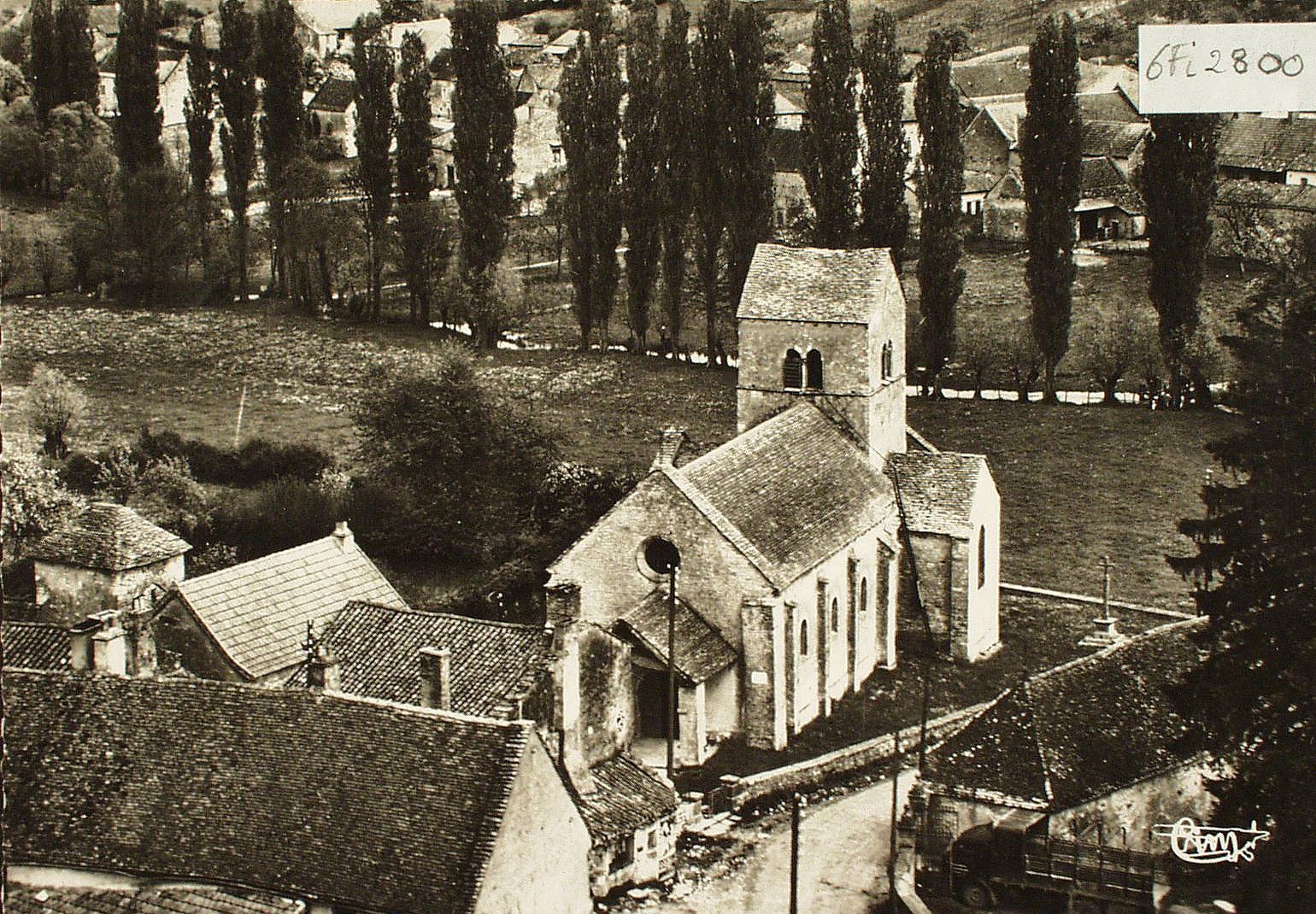 Ozenay. Vue aérienne de l'église.