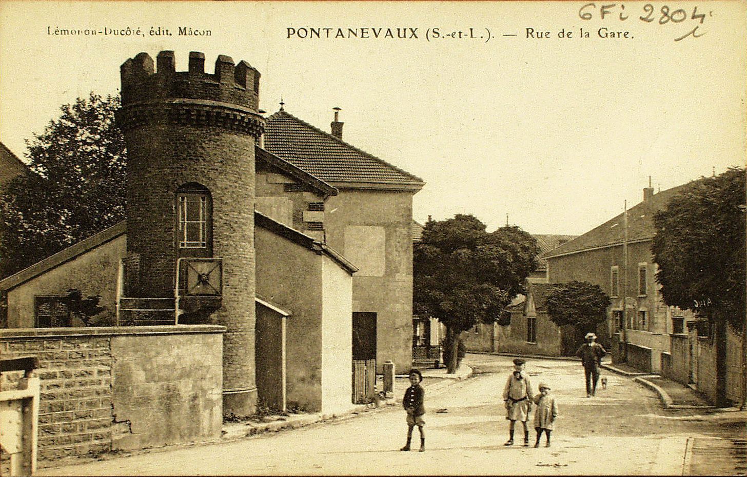 Pontanevaux. Rue de la Gare.