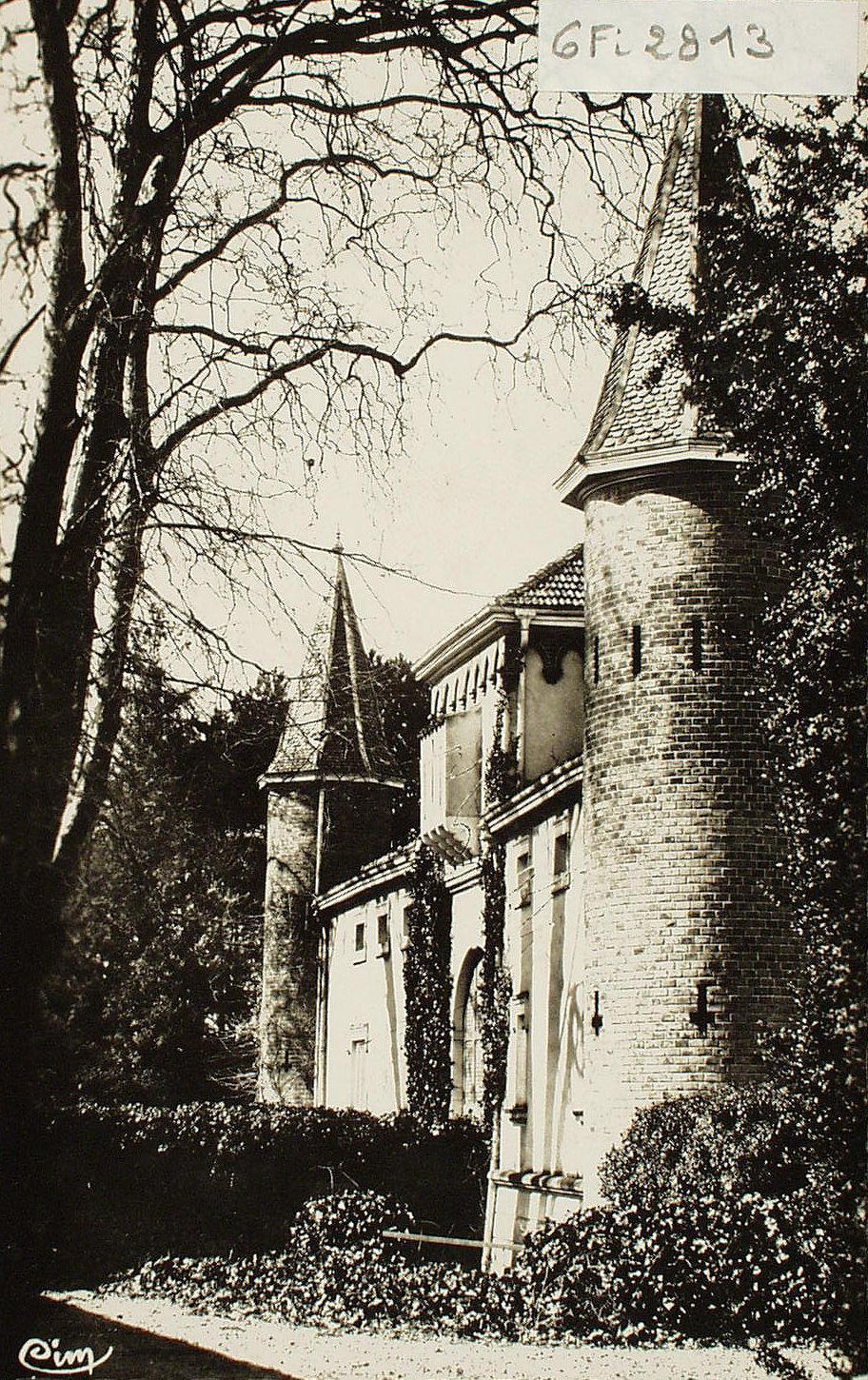 Pressy-sous-Dondin. Le château.