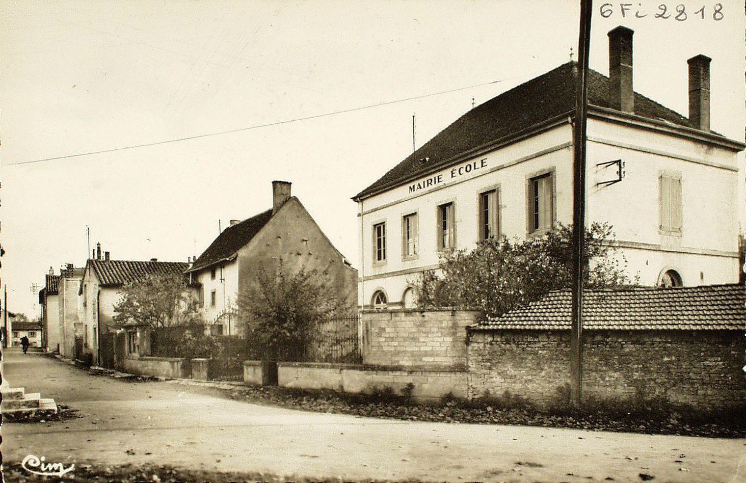 Préty. Mairie et école.