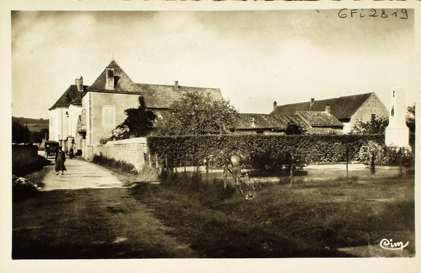 Préty. Le quartier du Fourneau et le monument.