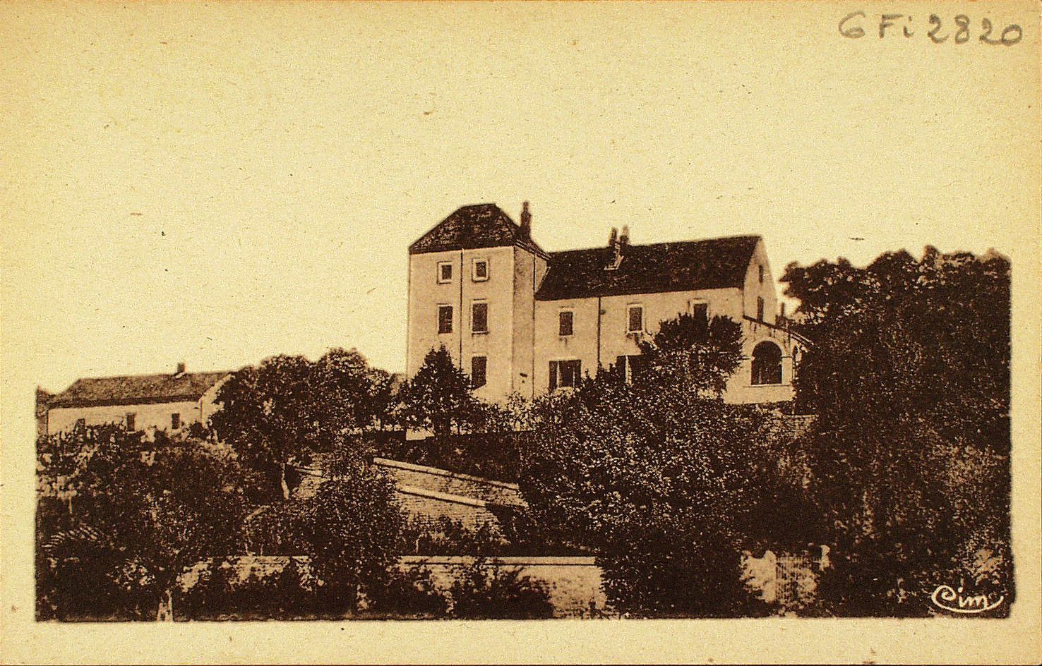 Environs de Tournus-Préty. Château des Pendants (XIXe s.). Propriété de Madame Gauthey. Au dessus de la porte d'entrée, armoiries anciennes de Saulnier de Lanoue, famille de Tournus, originaire du Charollais et qui a donné à l'épiscopal le célèbre Pierre Saulnier, évêque d'Autun, au XVIe s., député aux états généraux de 1593.