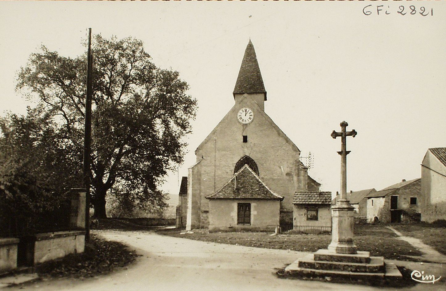 Préty. Le calvaire, l'église, le platane.