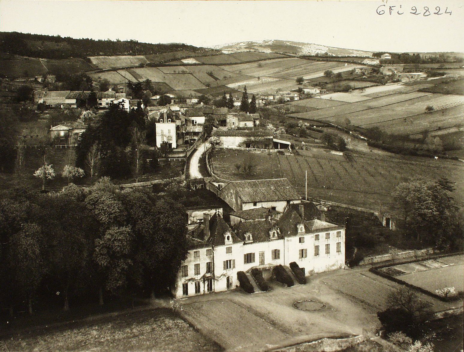 Château de Monceau Lamartine. Prissé. Vue générale aérienne.
