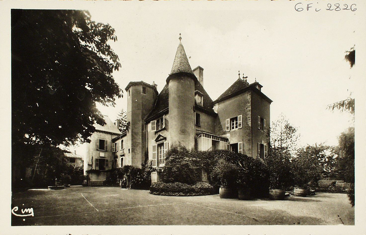 Château de Prissé. Pour se défendre contre Jean de Braine, comte de Mâcon, avec lequel il vivait des difficultés continuelles Aymond évêque de Mâcon, fit construire au XIIe s. une forteresse dont il était le seigneur, et qui est probablement l'origine du château actuel.