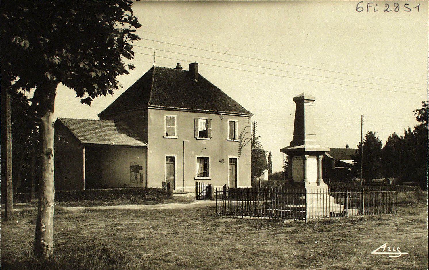 Rancy. Mairie, école des garçons et monument.