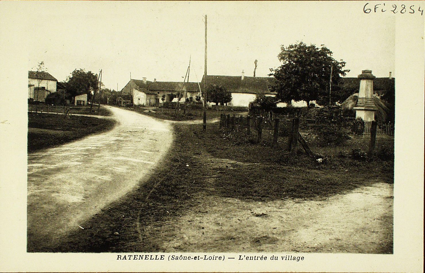 Ratenelle. L'entrée du village.
