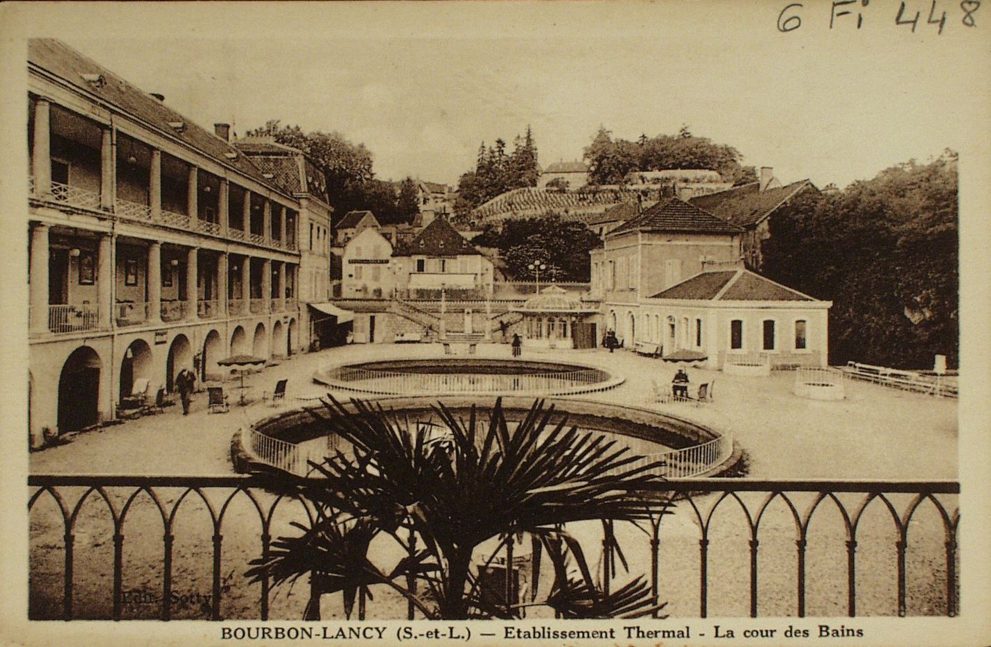 Bourbon-Lancy. Etablissement thermal. La cour des bains.