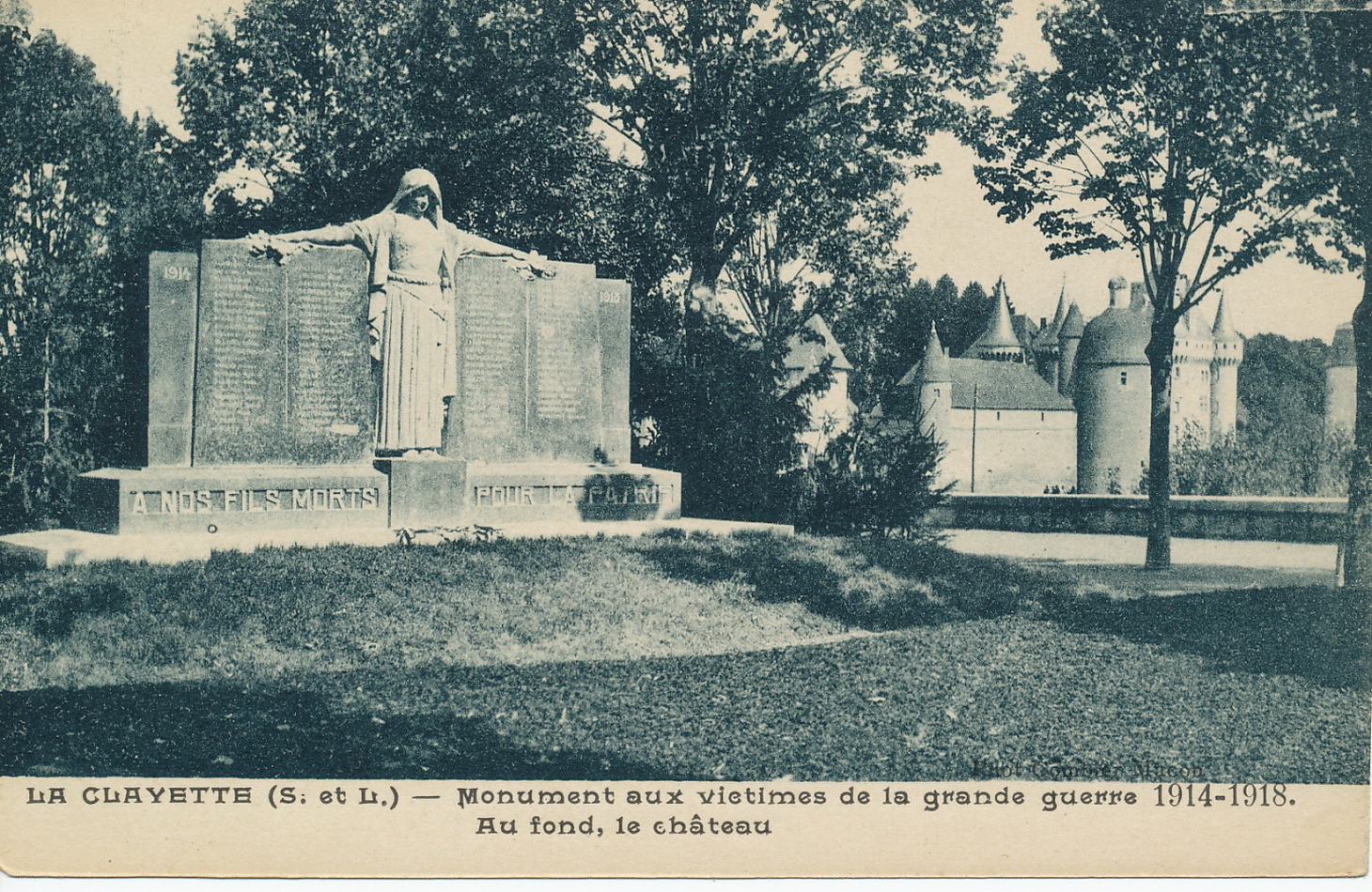 La Clayette. Monument aux victimes de la grande guerre 1914-1918. Au fond, le château.
