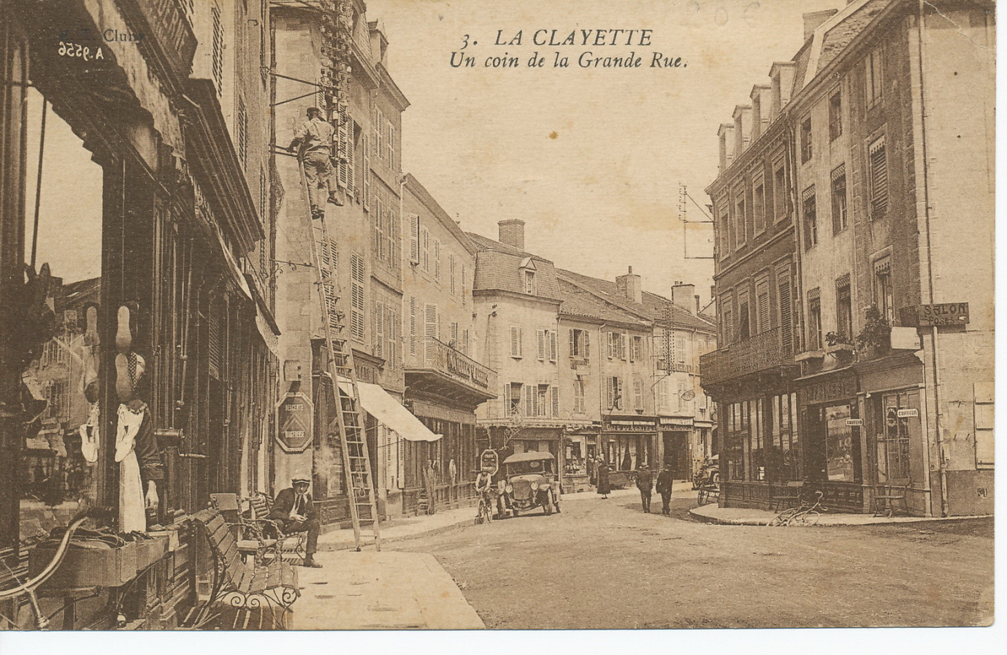 La Clayette. Un coin de la grande rue.