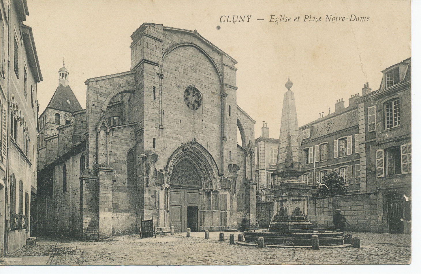Cluny. Eglise et place Notre-Dame.