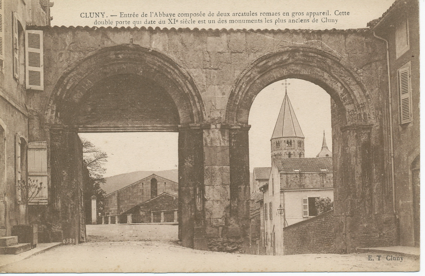 Cluny. Entrée de l'abbaye composée de deux arcatures romanes en gros appareil. Cette double porte qui date du XIe s. est un des monuments les plus anciens de Cluny.