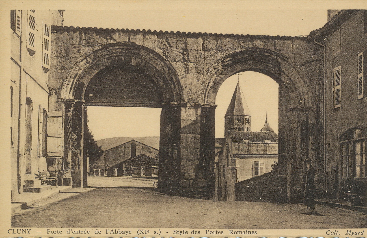 Cluny. Porte d'entrée de l'Abbaye (XIe s.). Style des portes romaines.