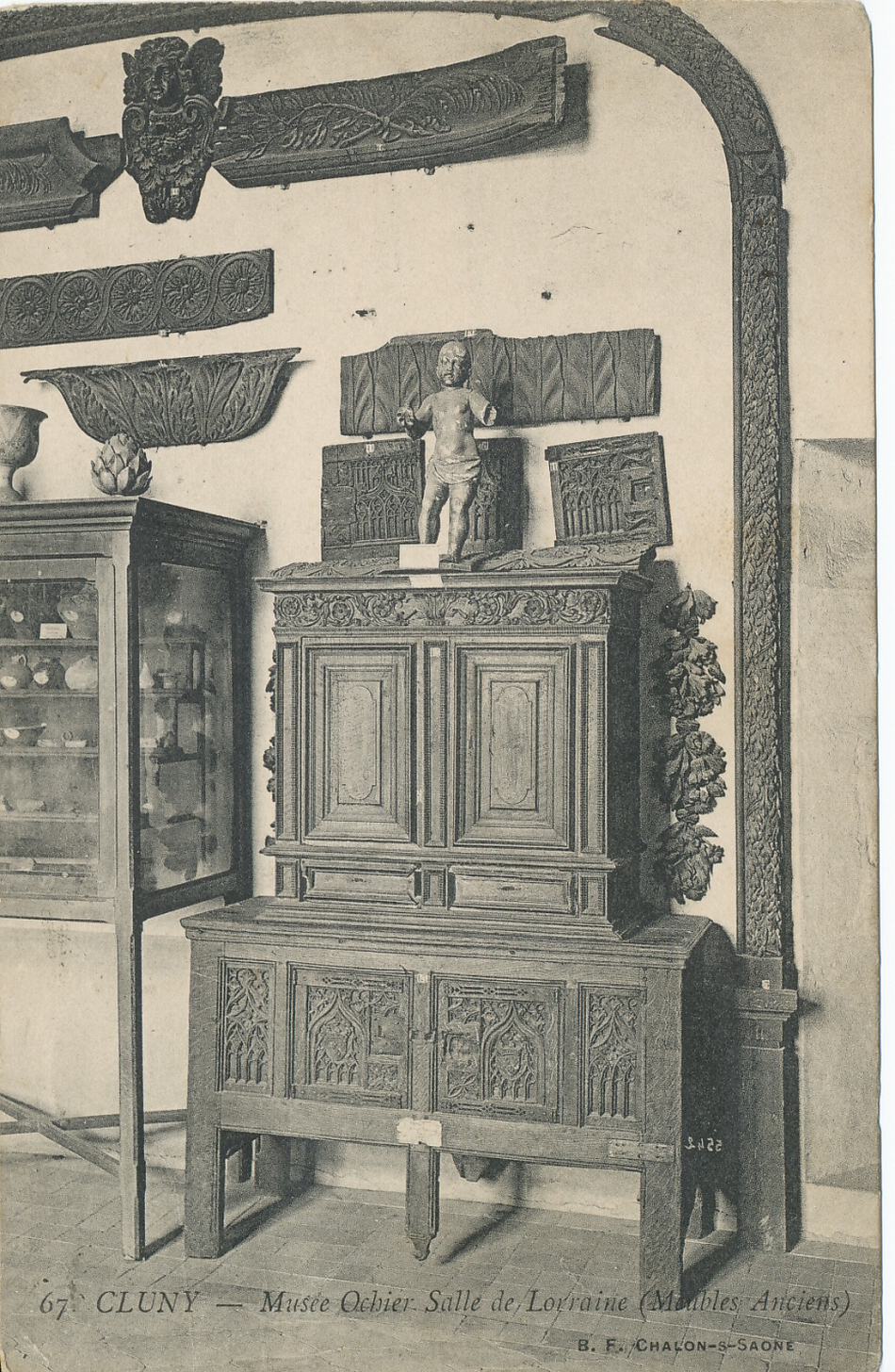Cluny. Musée Ochier. Salle de Lorraine (meubles anciens).