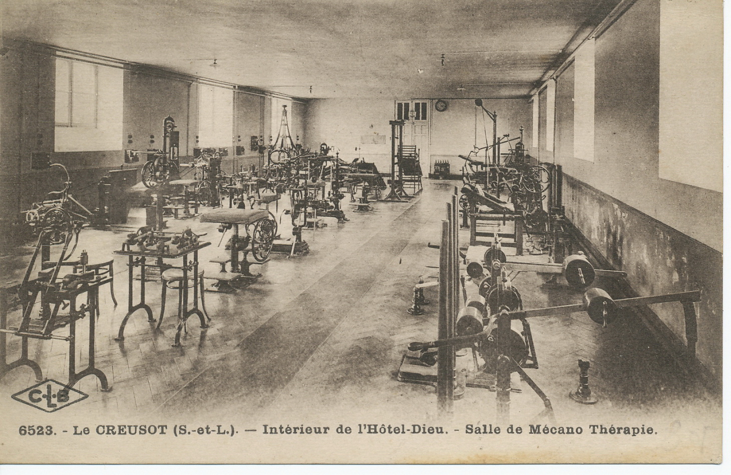 Le Creusot. Intérieur de l'Hôtel-Dieu. Salle de mécano thérapie.