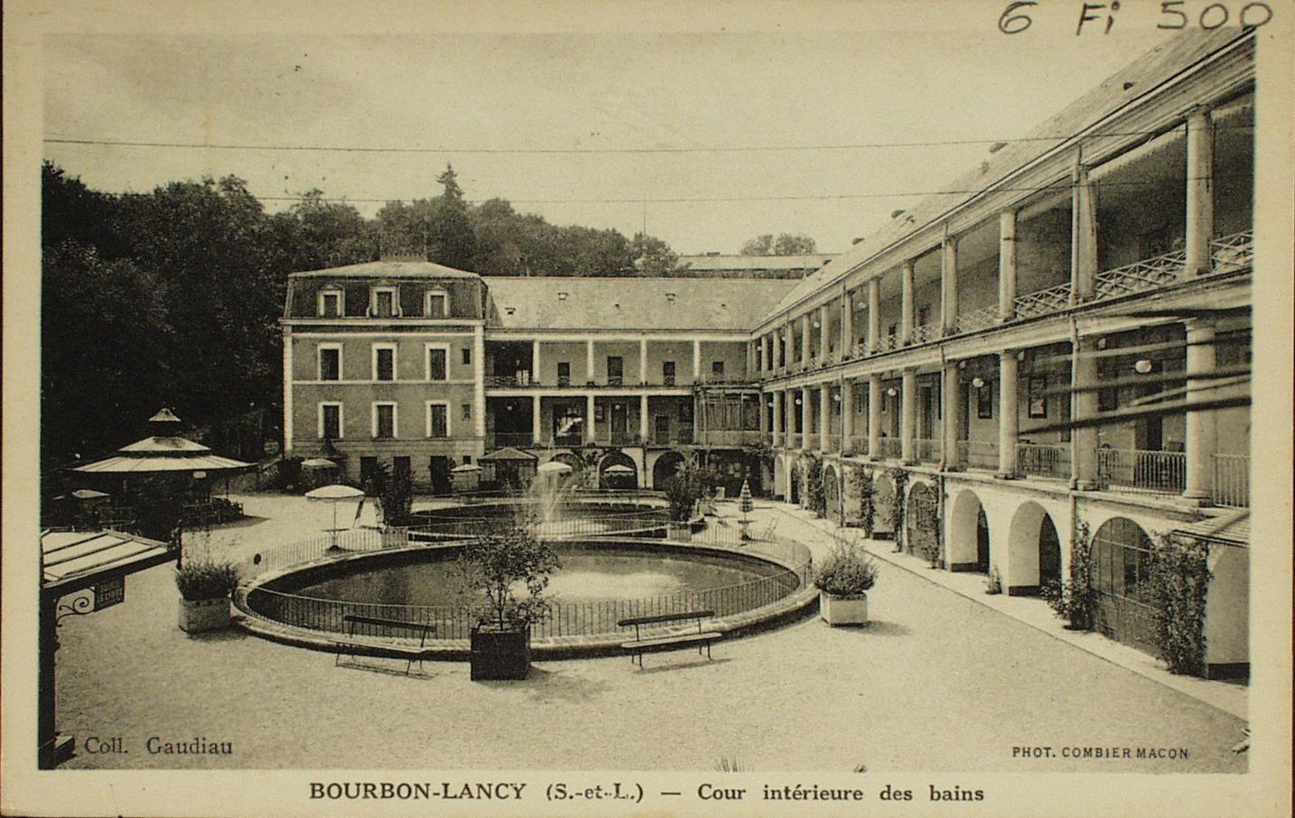 Bourbon-Lancy. Cour intérieure des bains.