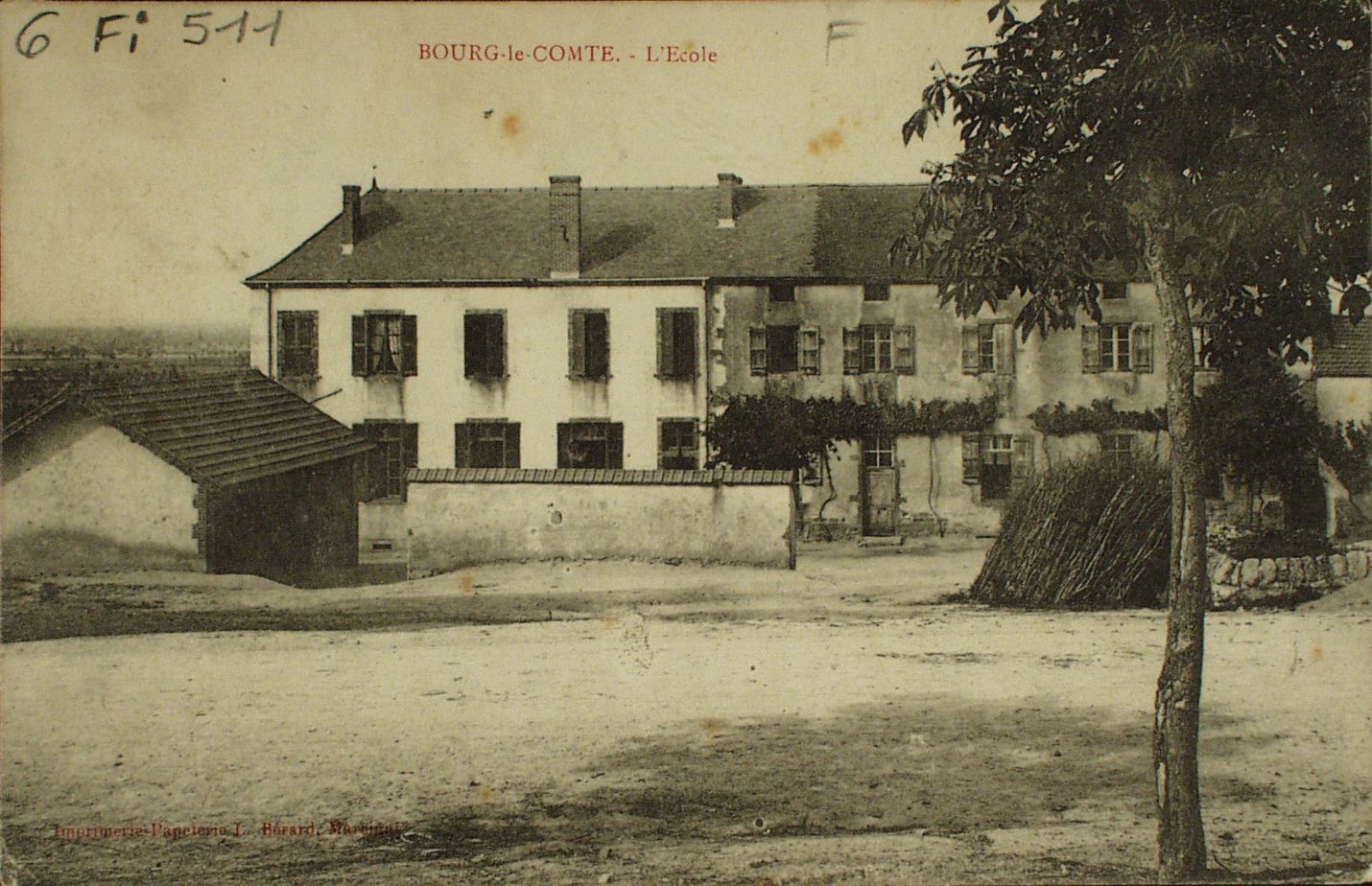 Bourg-le-Comte. L'école.
