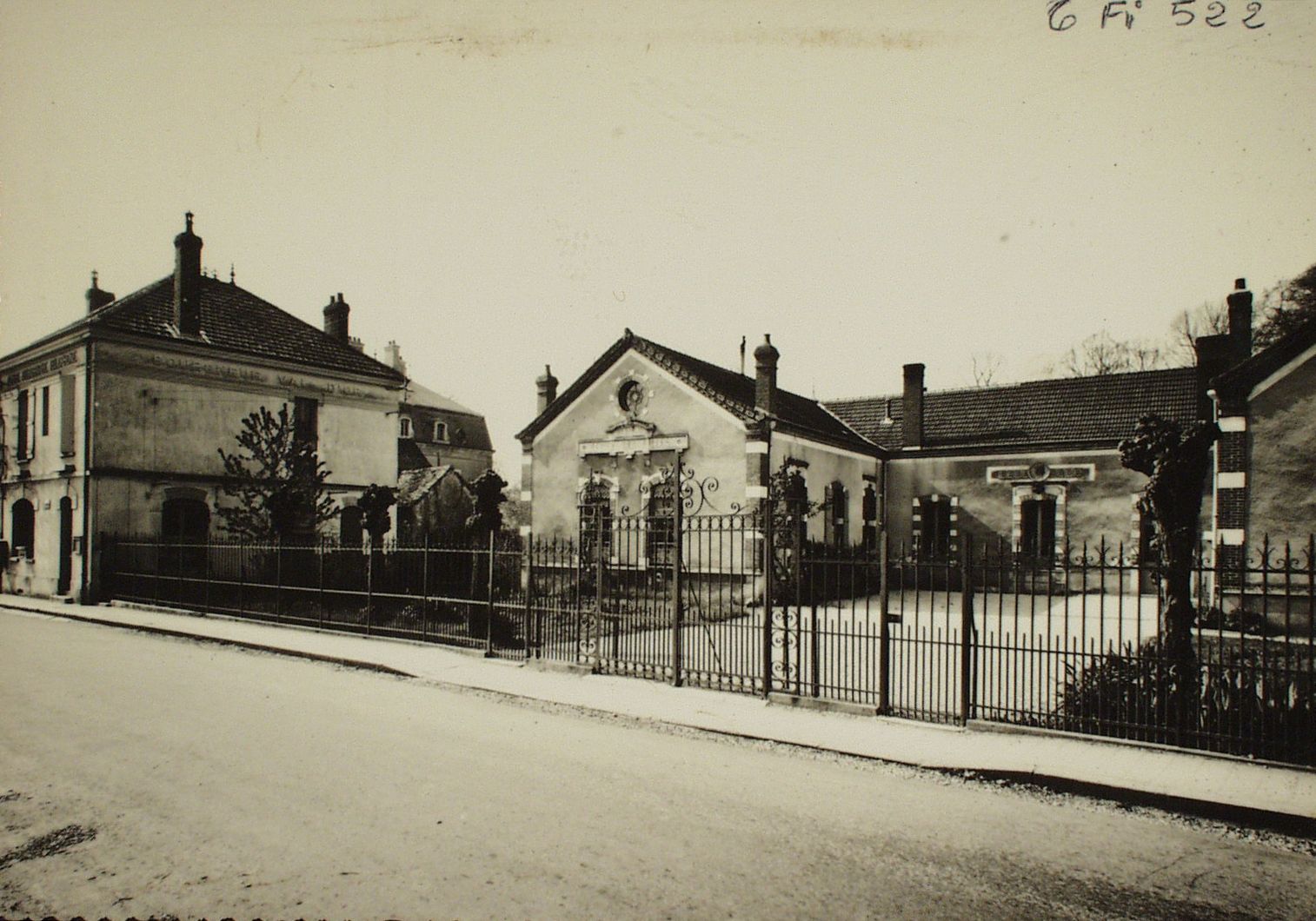 Bourgneuf-Val-d'Or. Les écoles et le bureau de poste.