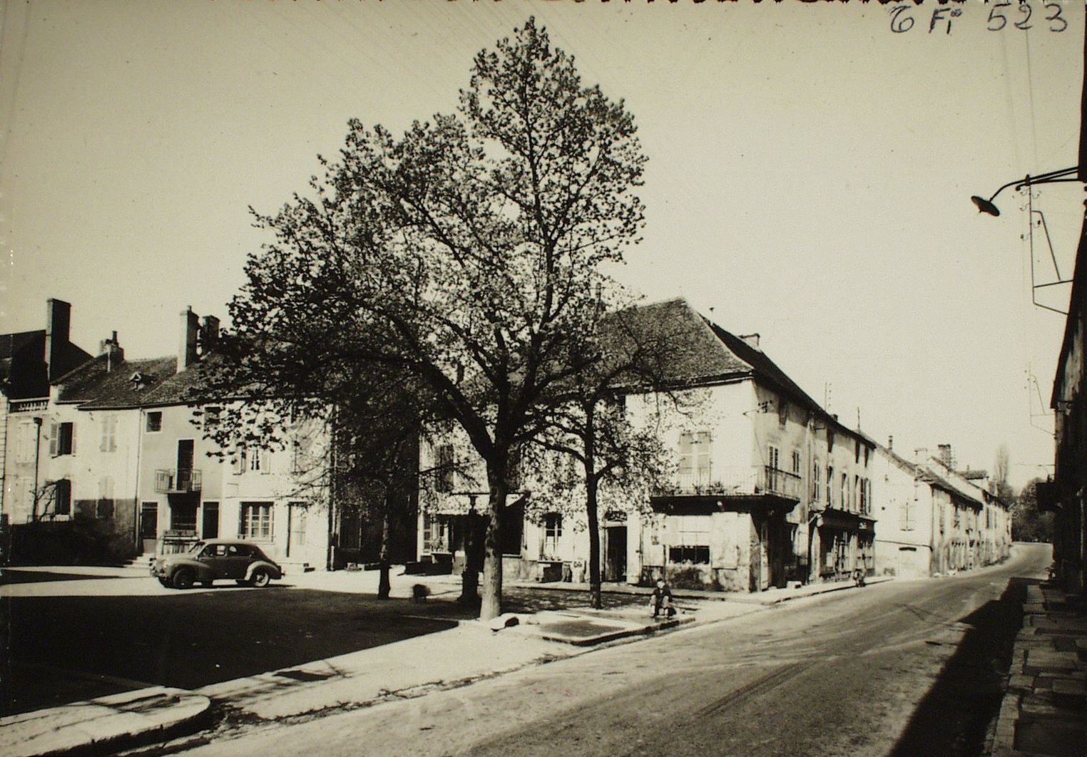 Bourgneuf-Val-d'Or. Les écoles et le bureau de poste.