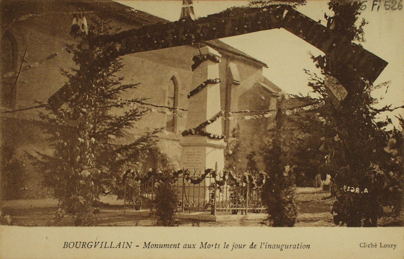 Bourgvilain. Monument aux morts le jour de l'inauguration.
