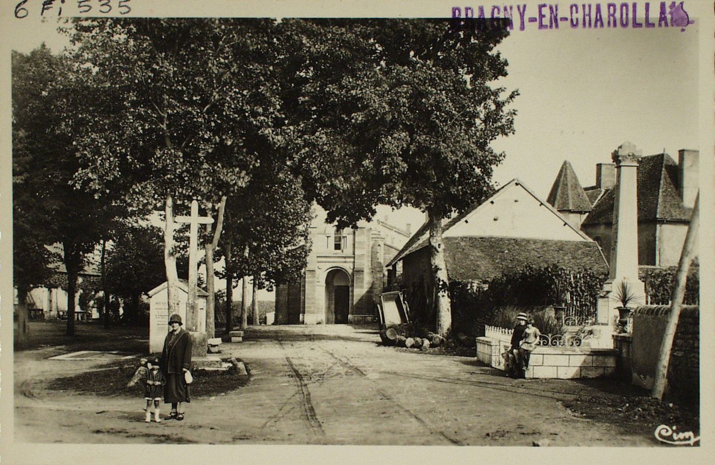 Bragny-en-Charollais. La place de l'église et monuments aux morts.