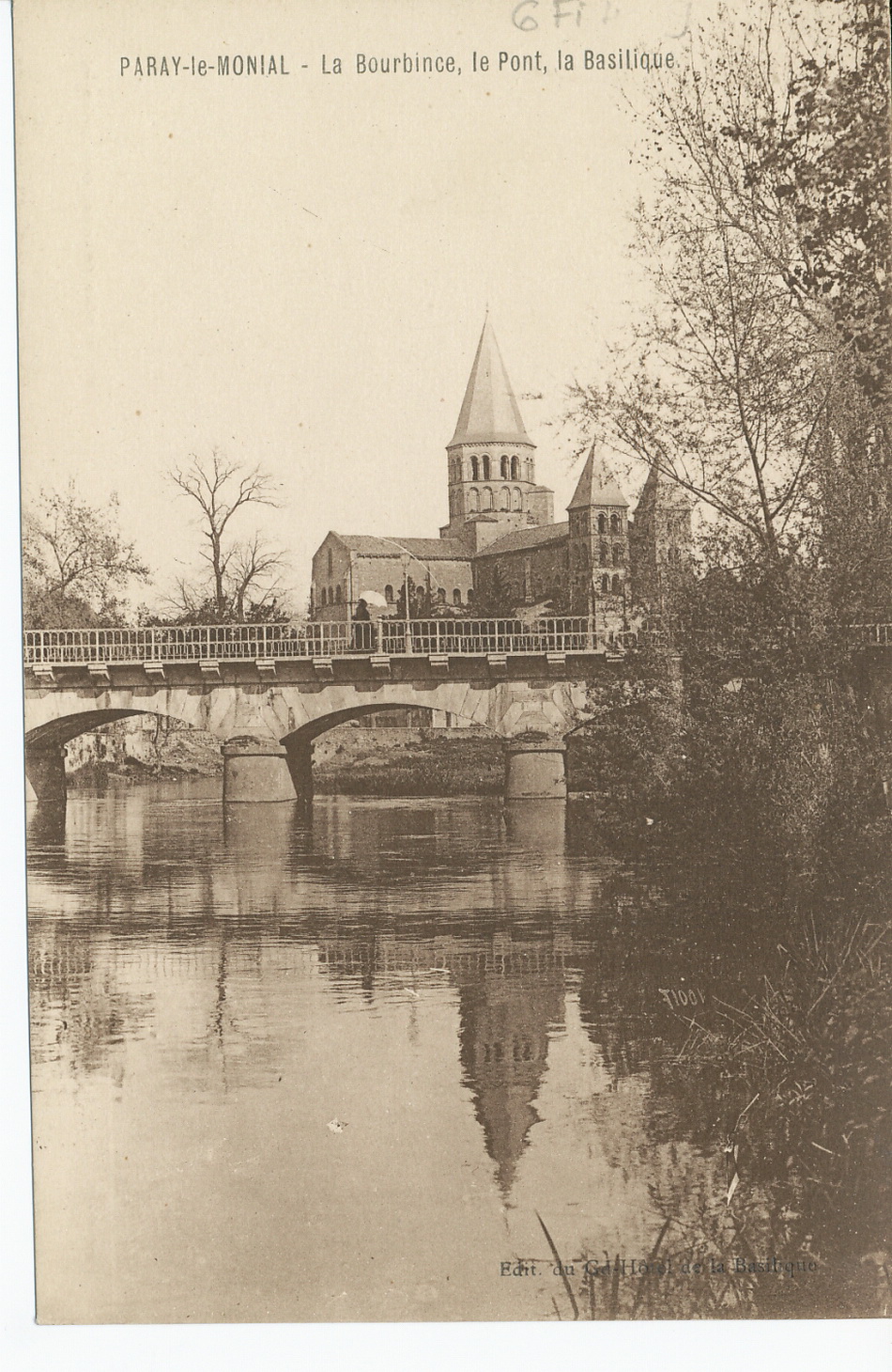 Paray-le-Monial. La Bourbince, le pont, la basilique.