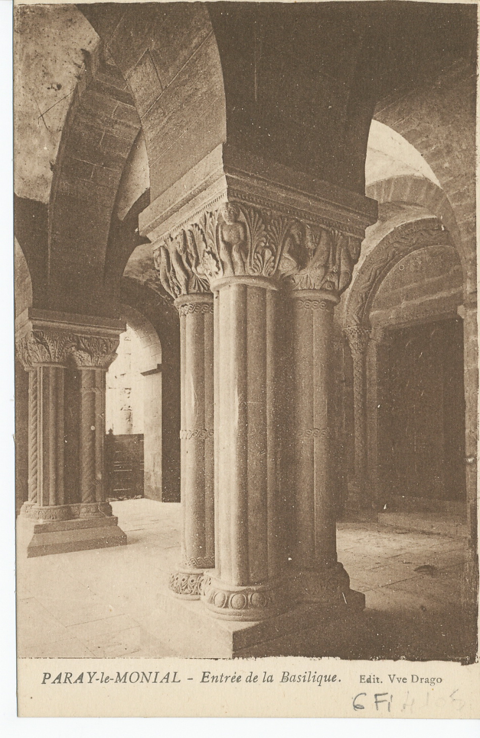 Paray-le-Monial. Entrée de la basilique.