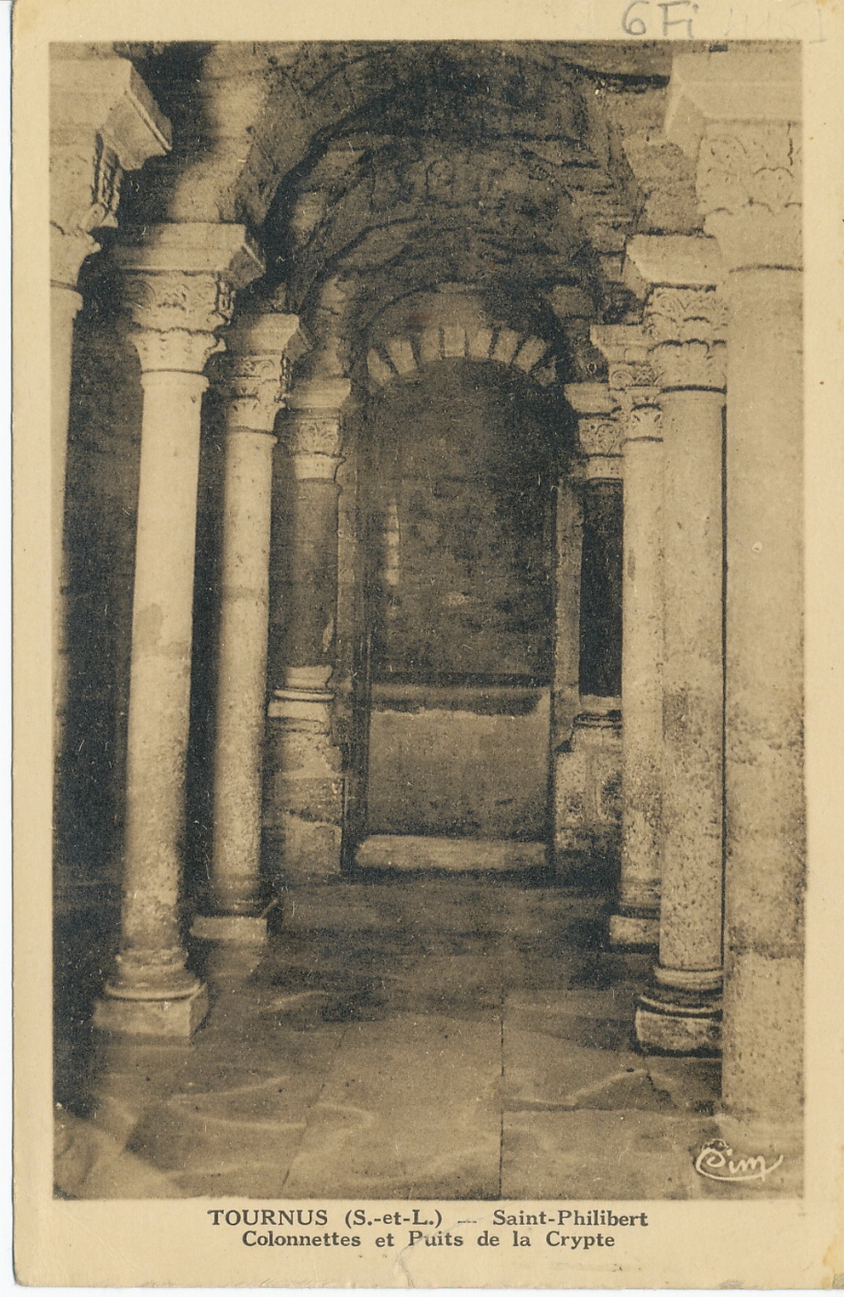 Tournus. Saint-Philibert. Colonnettes et puits de la crypte.