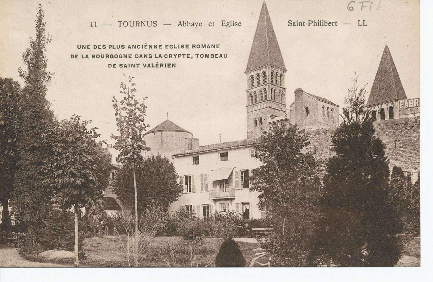 Tournus. Abbaye et église Saint-Philibert. Une des plus anciennes églises romanes de la Bourgogne ; dans la crypte, tombeau de Saint-Valérien.