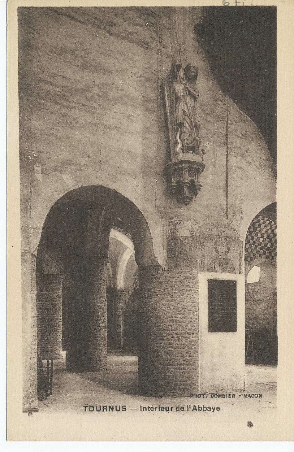 Tournus. Intérieur de l'abbaye.