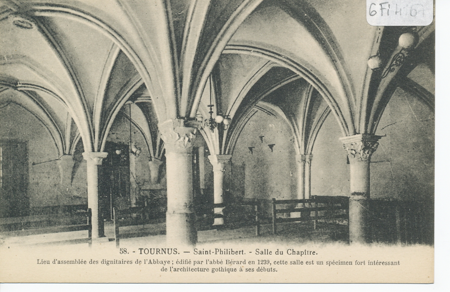 Tournus. Saint-Philibert. Salle du chapitre. Lieu d'assemblée des dignitaires de l'abbaye ; édifié par l'abbé Bérard en 1239, cette salle est un spéciment fort intéressant de l'architecture gothique à ses débuts.