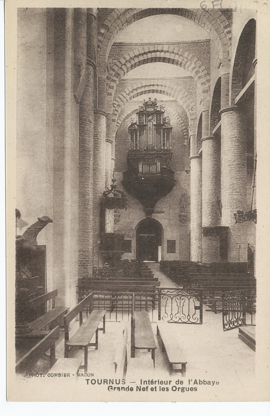 Tournus. Intérieur de l'abbaye. Grande nef et les orgues.