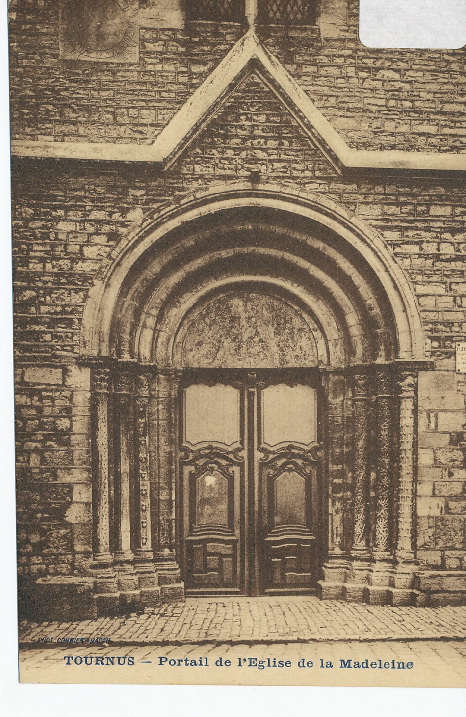 Tournus. Portail de l'église de la Madeleine.