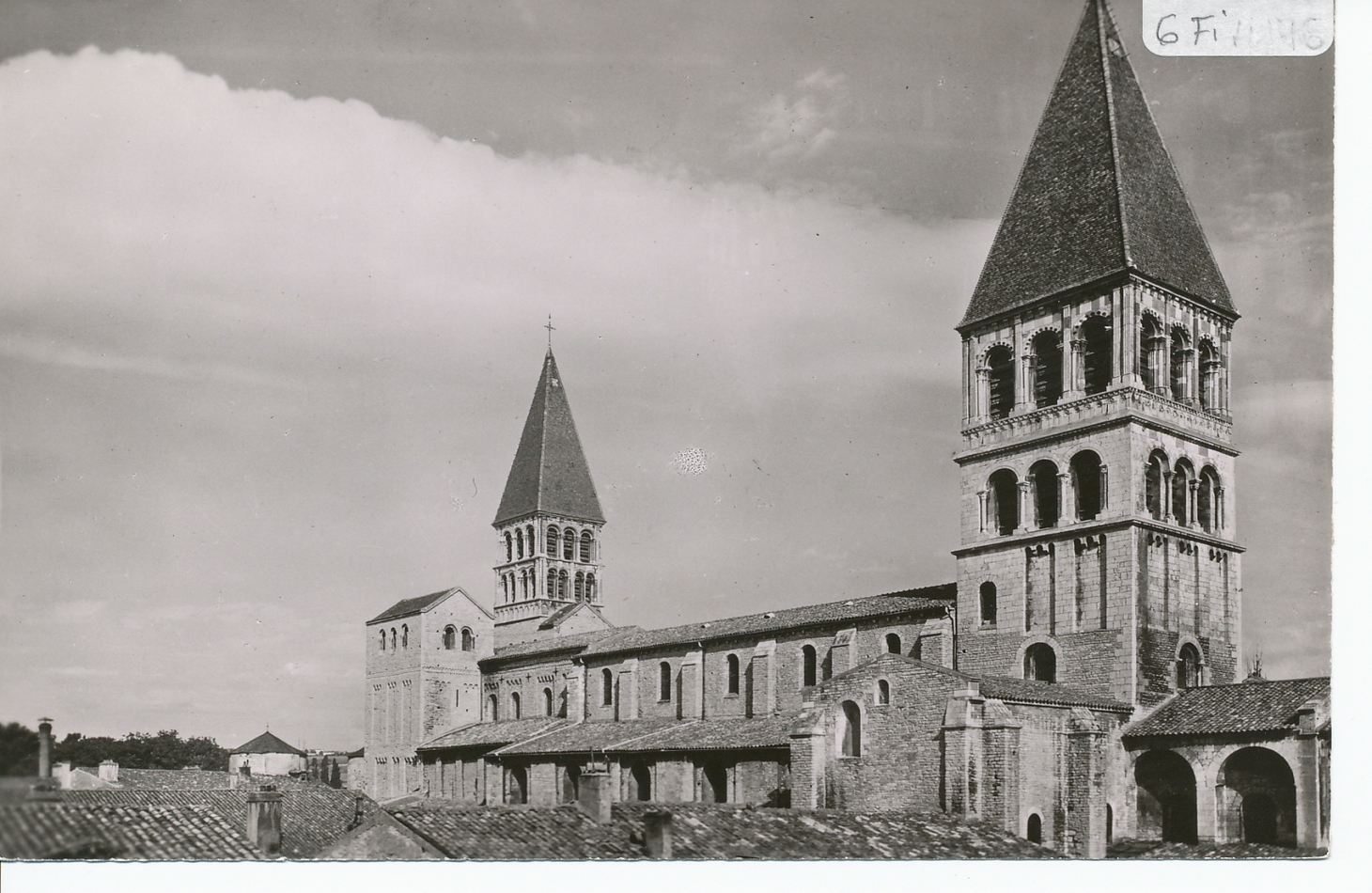 Tournus. Eglise Saint-Philibert. Vue du sud-est.