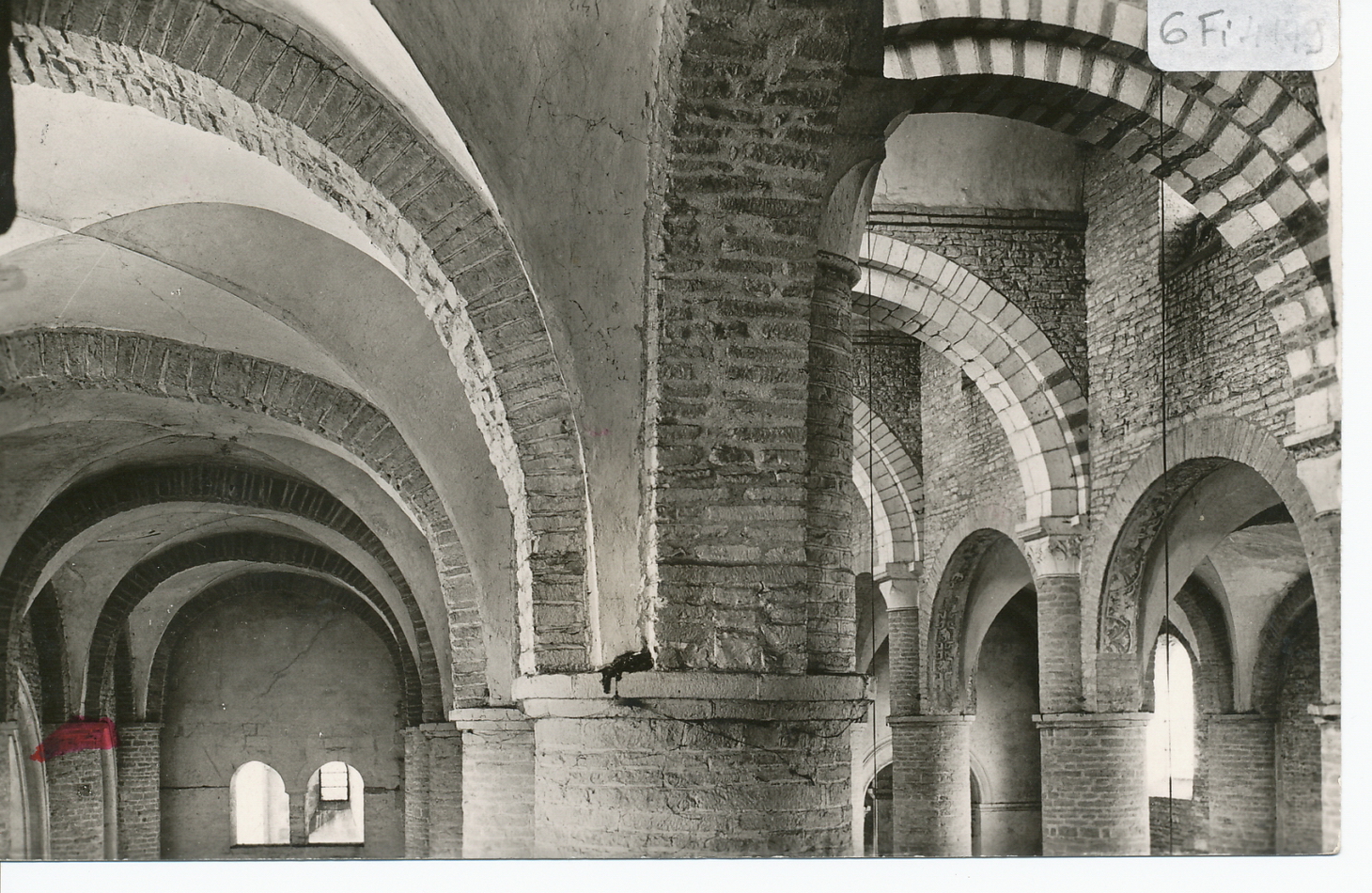 Tournus. Eglise Saint-Philibert (Xe s. - XIIe s.). Les voûtes du collatéral nord et de la nef vues de l'ouest.