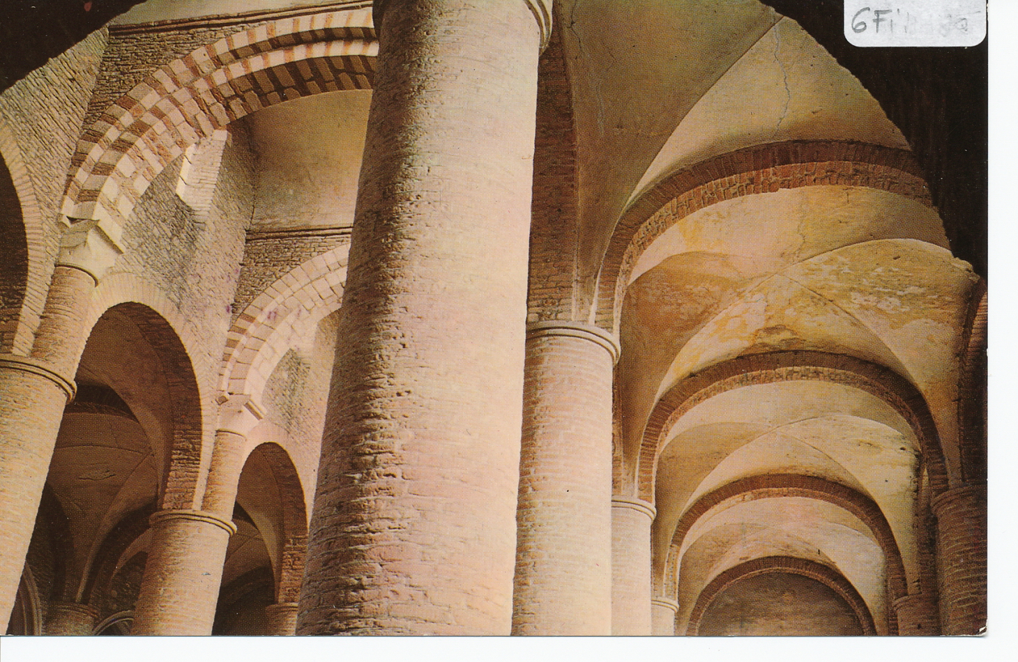 Tournus. Eglise Saint-Philibert (Xe. s. à XIIe. s.). Voutes de la nef centrale et du collatéral sud.