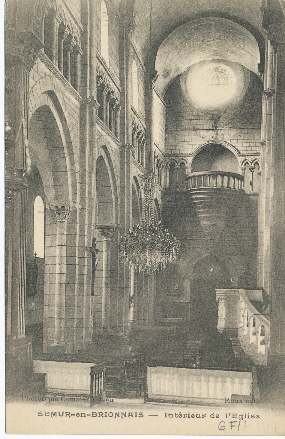 Semur-en-Brionnais. Intérieur de l'église.