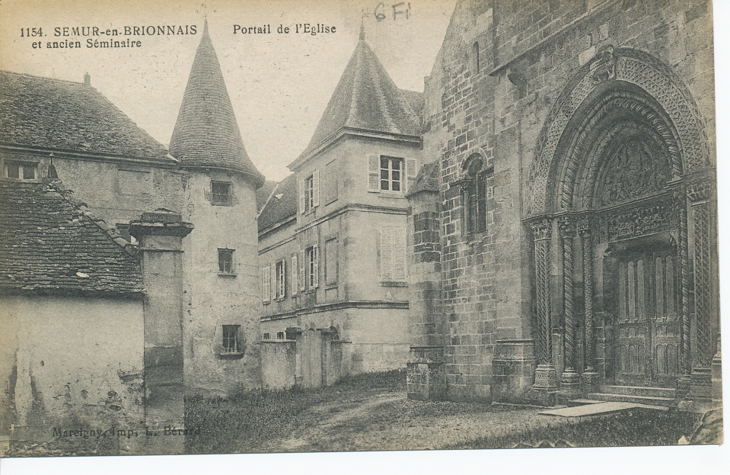 Semur-en-Brionnais. Portail de l'église et ancien séminaire.