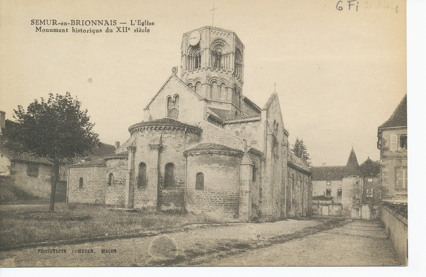 Semur-en-Brionnais. L'église. Monument historique du XIIe s.