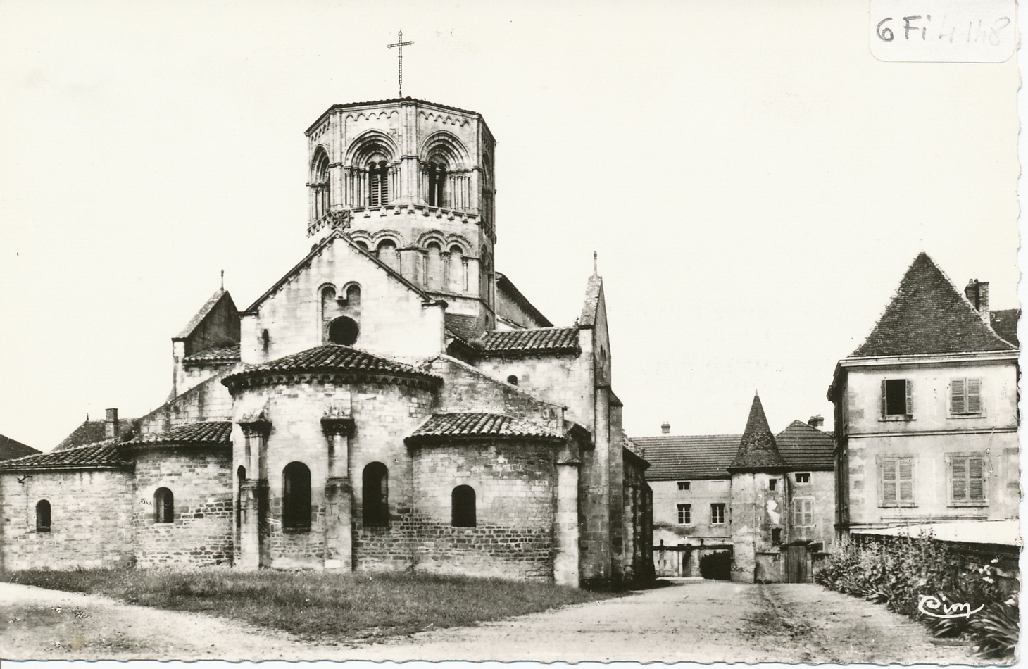 Semur-en-Brionnais. L'église (XIIIe s.) est un des plus purs joyaux de l'art roman byzantin.