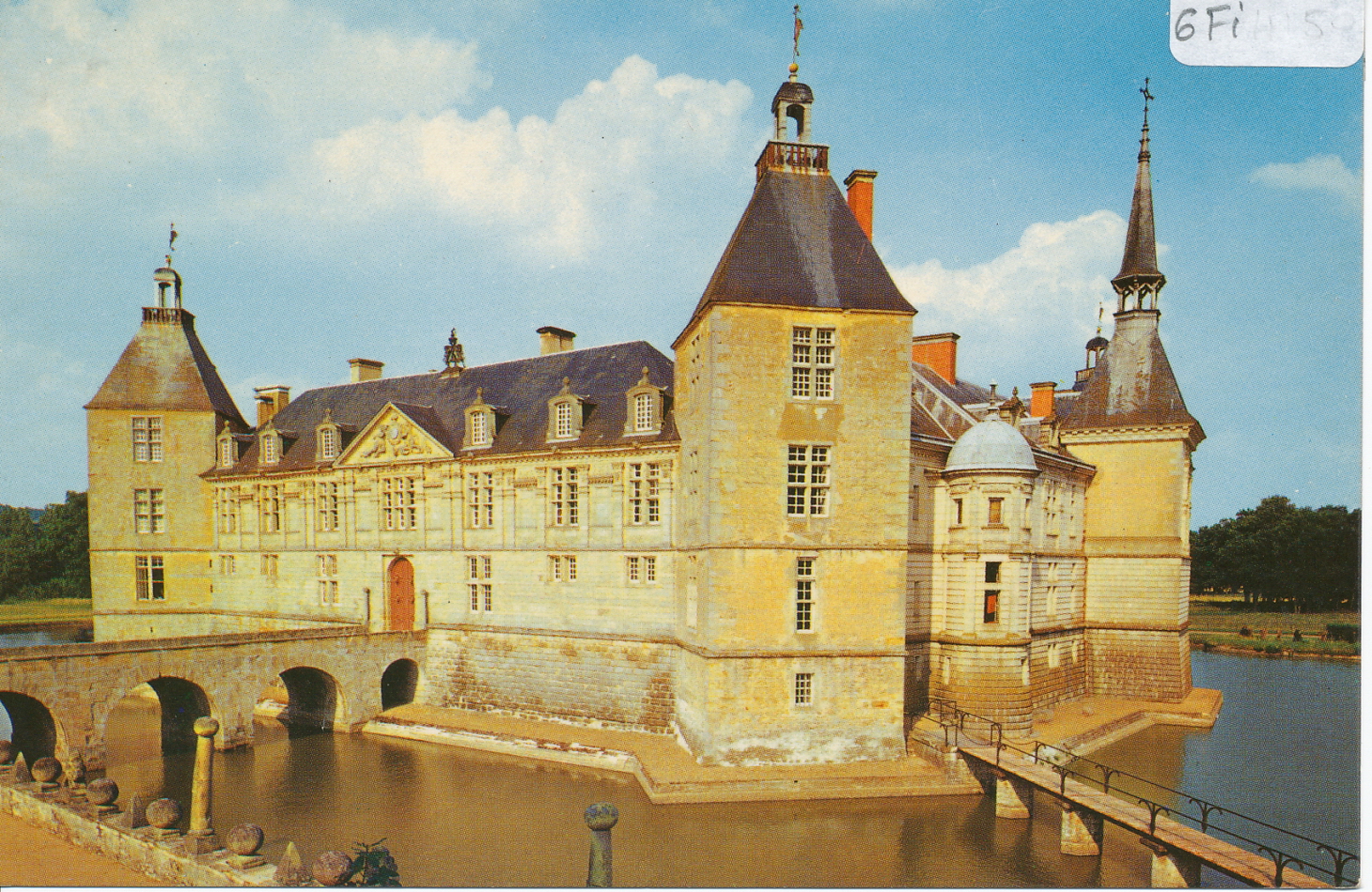 Environs d'Epinac-les-Mines. Le château de Sully XVIe s. Le Fontainebleau de la Bourgogne.