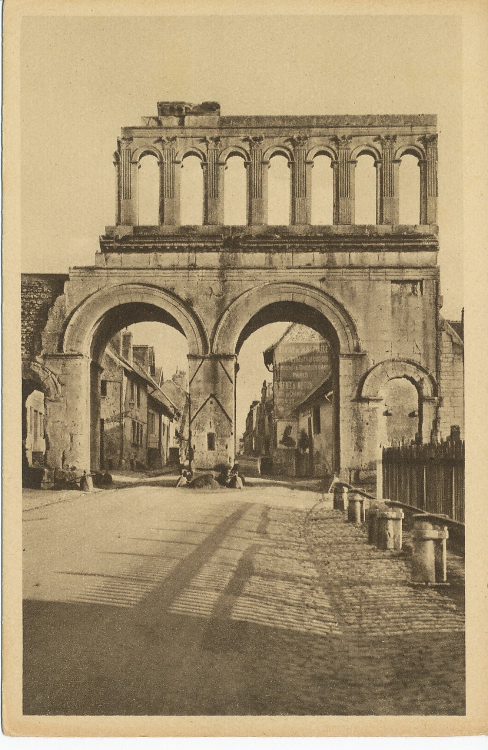 Autun antique. Porte romaine dite d'Arroux (extérieur). Monument historique. Construite par les Romains, en l'an 69 de notre ère.