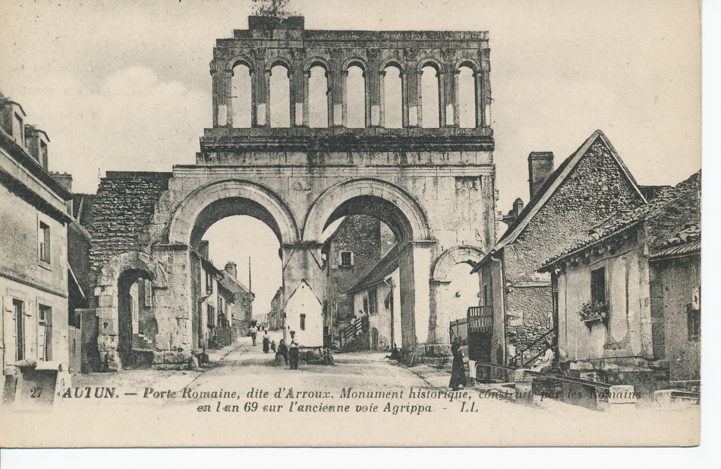 Autun. Porte romaine, dite d'Arroux. Monument historique, construit par les Romains en l'an 69 sur l'ancienne voie Agrippa.
